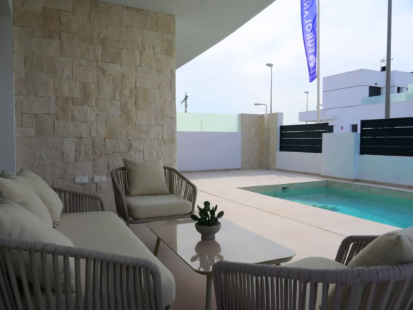 Luxe woning met privateteenbank, zwembad en terrasinrichting voor ontspanning en buitenleven.