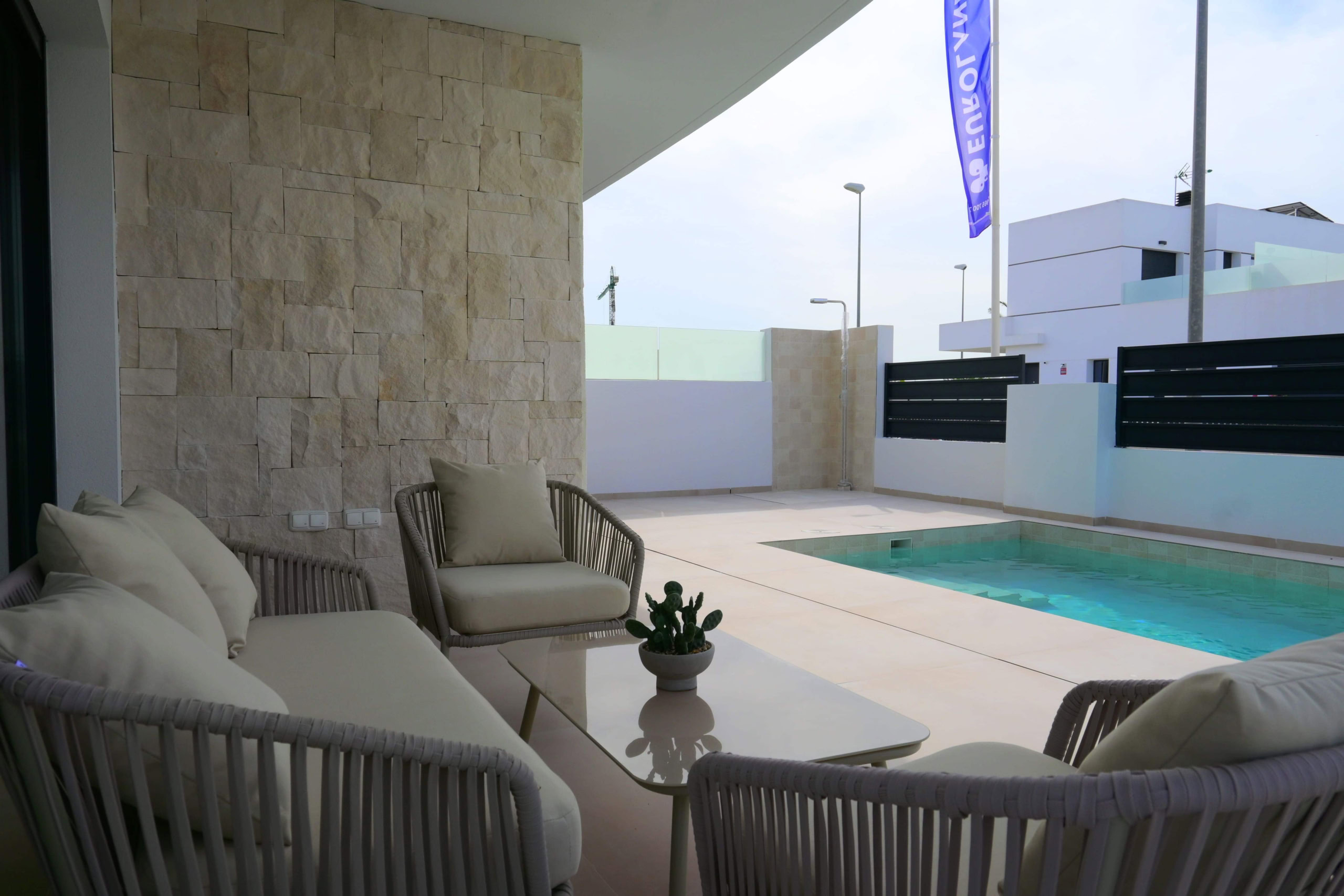 Luxe woning met privateteenbank, zwembad en terrasinrichting voor ontspanning en buitenleven.