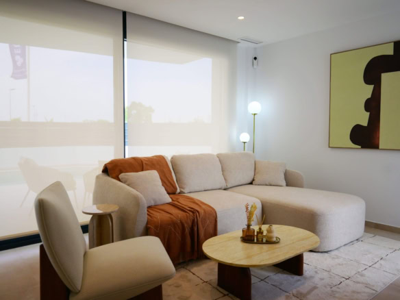 Luxe living: ruime woonkamer met grote ramen, modern interieur en natuurlijke lichtinval.