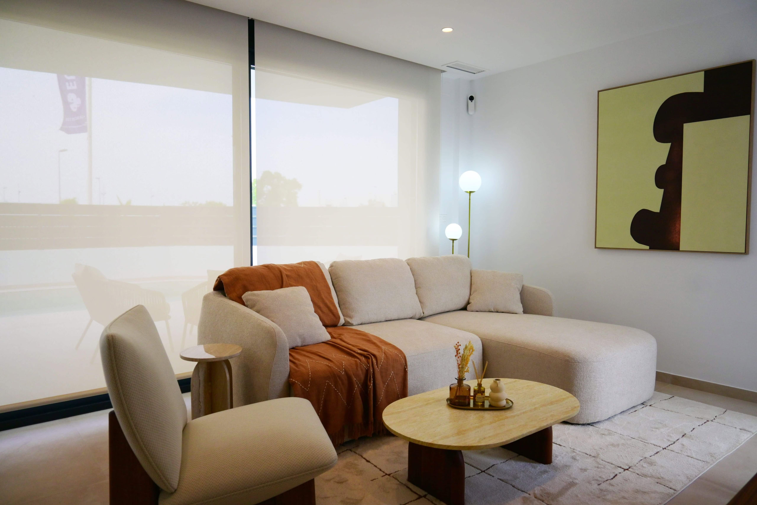 Luxe living: ruime woonkamer met grote ramen, modern interieur en natuurlijke lichtinval.