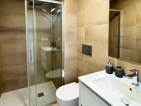 Photorealistische badkamer met inloopdouche, witte wastafel en beige tegelwanden.
