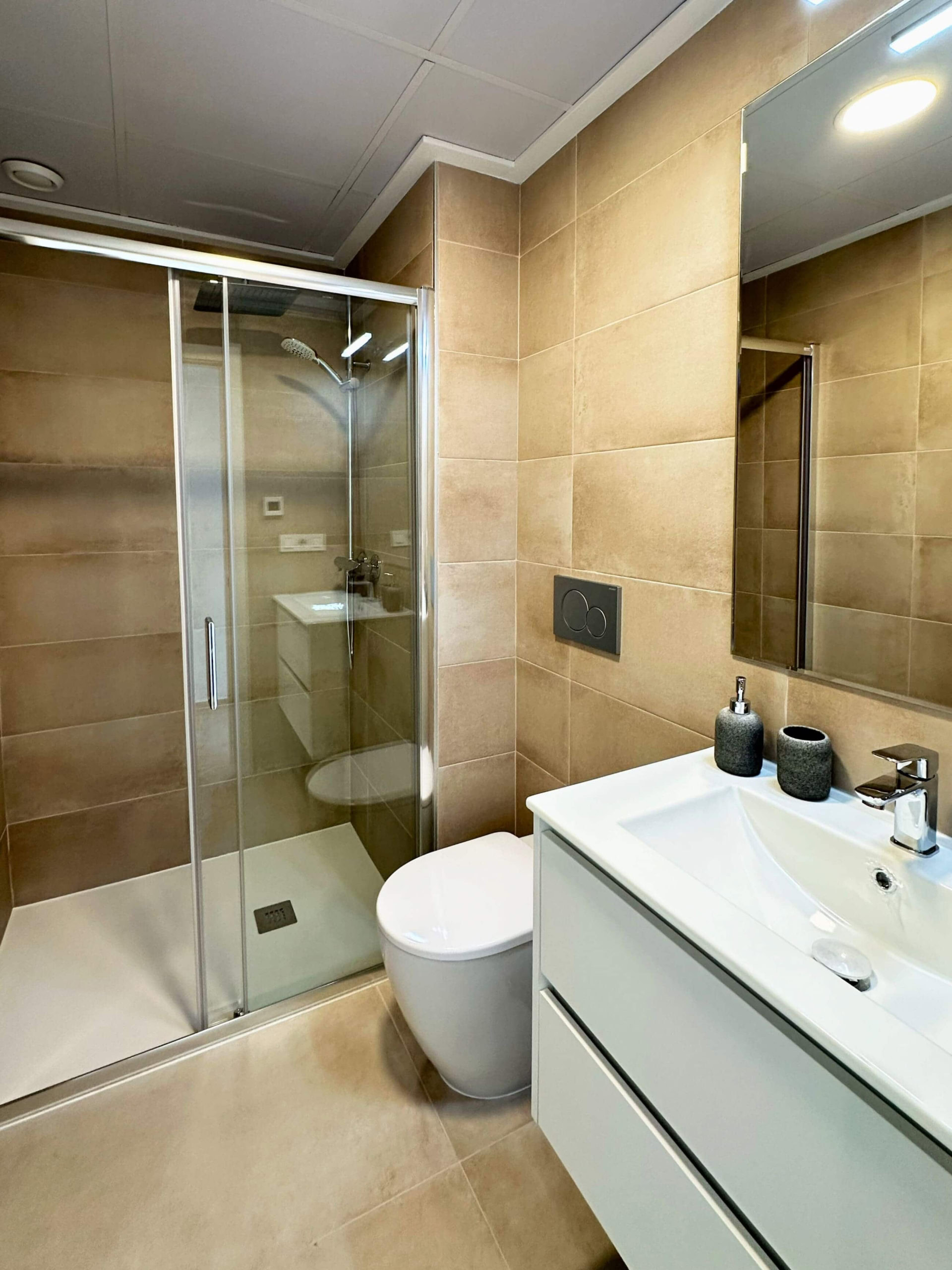 Photorealistische badkamer met inloopdouche, witte wastafel en beige tegelwanden.