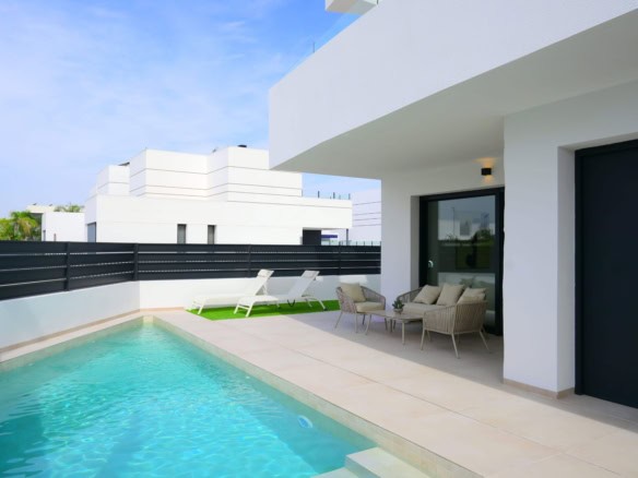 Luxe flat met privézwembad, modern ontwerp, terras met loungestoelen en comfortabele buitenmeubels.