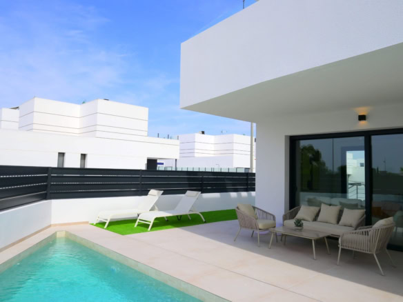 Luxe dakterras met zwembad, lounge set en uitzicht op moderne witte appartementen.