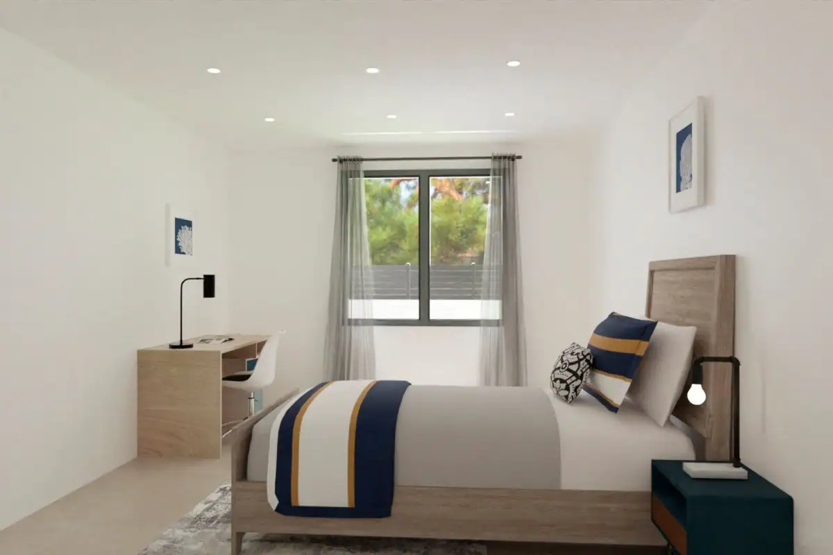 Ruime slaapkamer met modern bed en natuurlijke lichtinval.