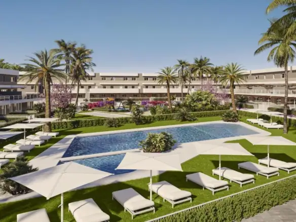 Gevel van een luxe appartementencomplex met zwembad en ligbedden.