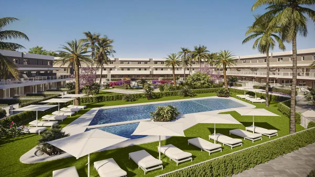 Gevel van een luxe appartementencomplex met zwembad en ligbedden.