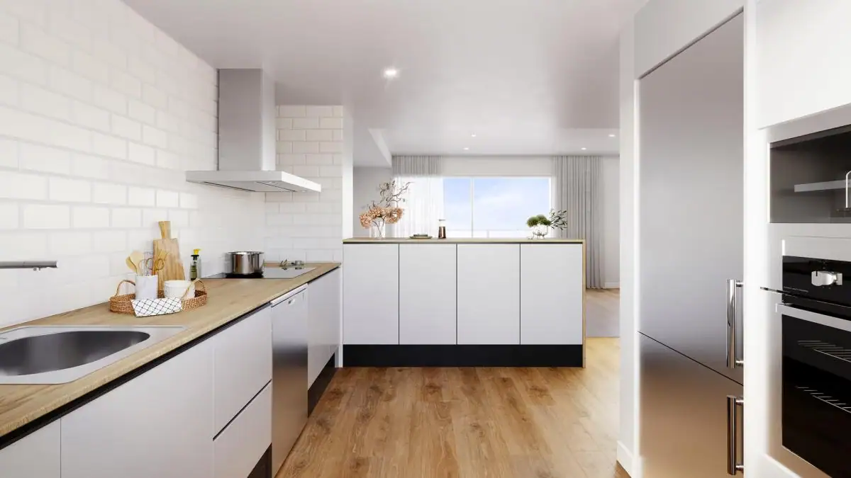 Moderne keuken met witte kasten en houten werkblad in een exclusief appartement nabij Alenda Golf.