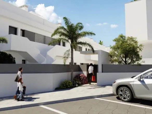 Modern appartementcomplex in Torrevieja met tuin en palmboom.