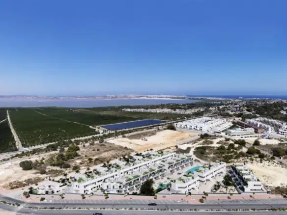 Uitzicht op de omgeving met zee en groene velden in Torrevieja, nabij Het Zonnetje in Huis Makelaard.