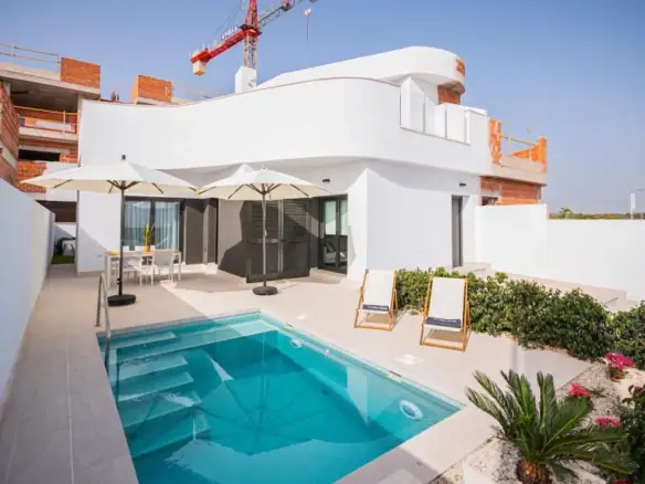 Moderne villa met privézwembad en terras, perfect voor genieten van de mediterrane sfeer in Torrevie.