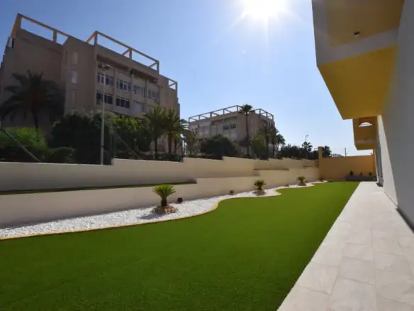 Appartement met tuin en zonnig terras in La Mata, Torrevieja.