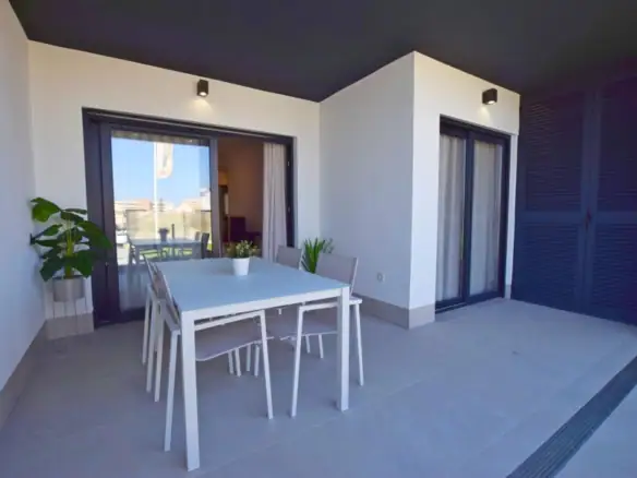Appartement met ruime terras en uitzicht in La Mata, Torrevieja.