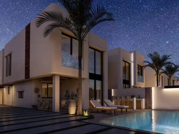 Moderne villa in Albir met privézwembad, terras en palmbomen onder een sterrenhemel.