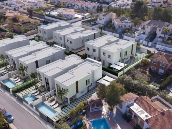 Moderne villa's in Albir met privézwembad en jacuzzi, nabij stranden.