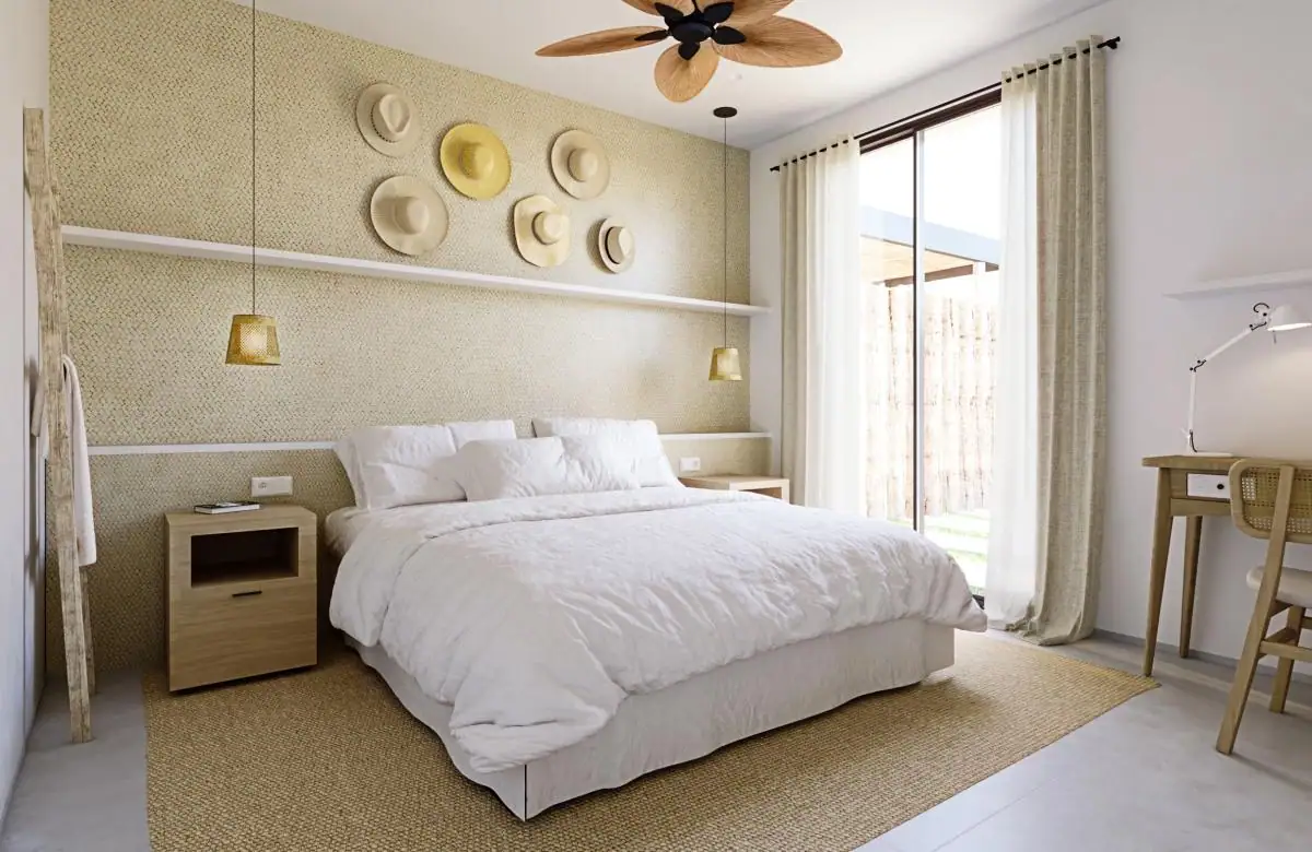 Ruime slaapkamer met wit bed en natuurlijke decoratie.