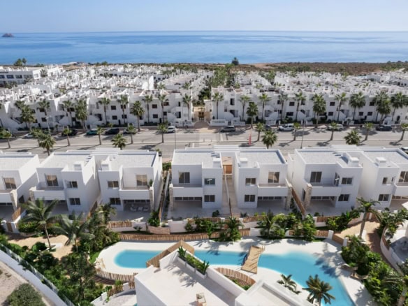 Luxe strandcomplex met zwembaden en moderne appartementen in San Juan de los Terreros.
