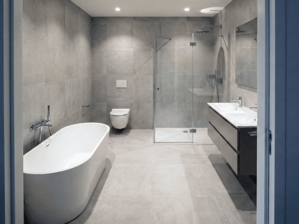Ruime badkamer met vrijstaand bad en inloopdouche in moderne bungalow in Pilar de la Horadada.