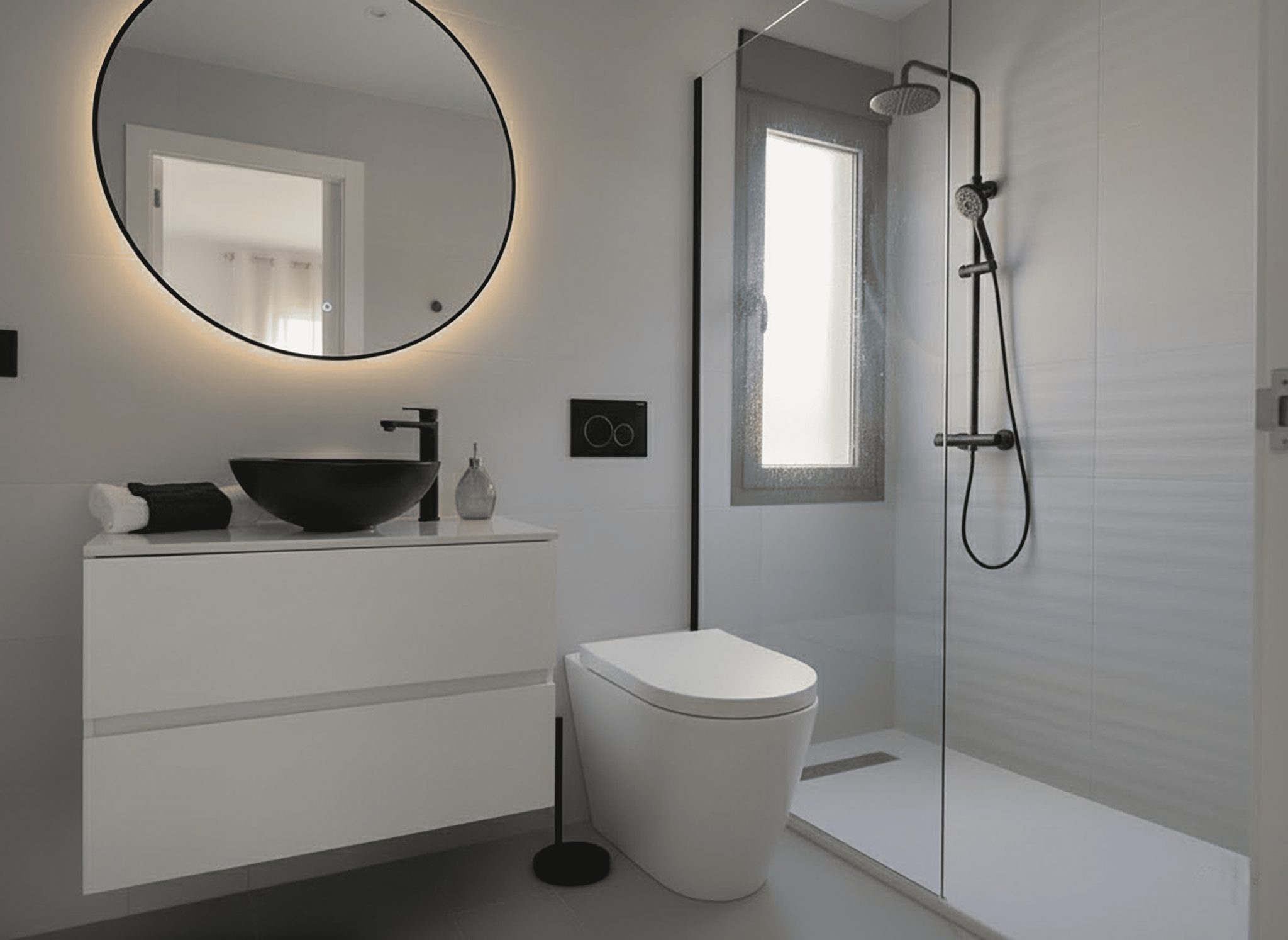 Moderne badkamer met inloopdouche, wandspiegel en wit sanitair.