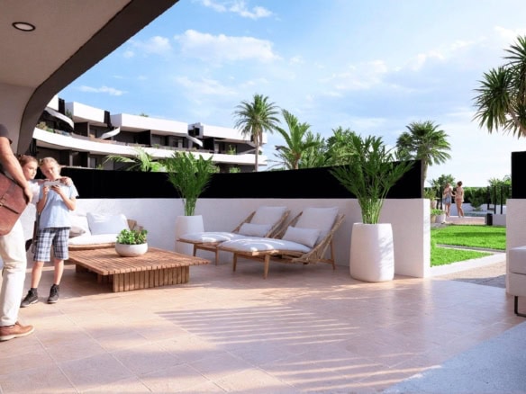 Ruime balkon met lounge en uitzicht op tuin en golfbaan.