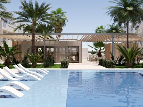 Zonovergoten zwembad met ligbedden en palmbomen in appartementencomplex San Cayetano.