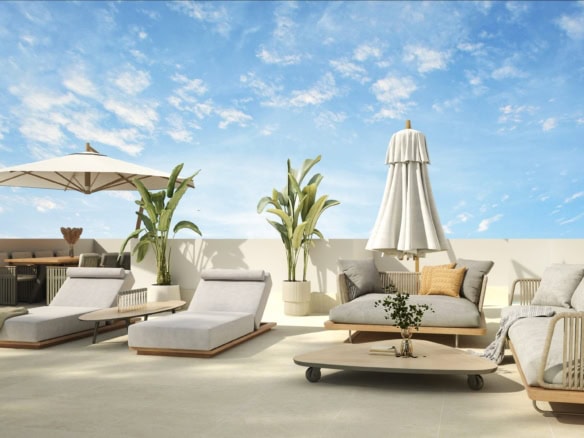 Luxe dakterras met ligbedden, parasol en lounge meubelen onder een blauwe hemel.