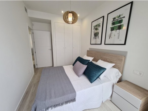 Moderne gelijkvloerse villa in Avileses met lichte slaapkamer en stijlvolle decoratie.