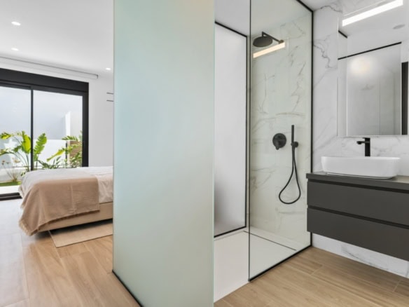 Luxe badkamer met inloopdouche en wandspiegel.