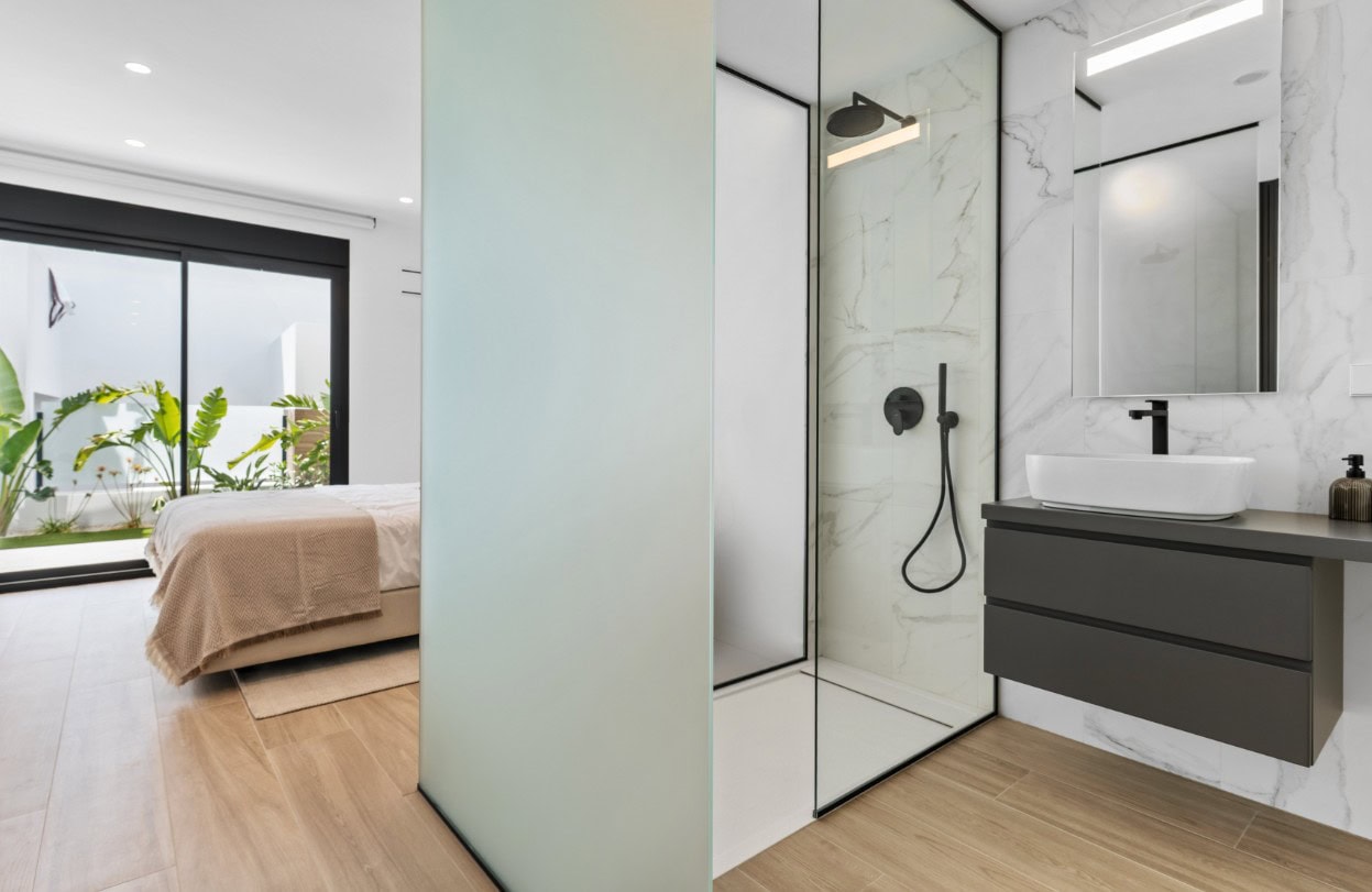 Luxe badkamer met inloopdouche en wandspiegel.