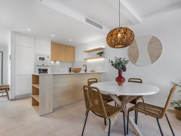 Ibiza-stijl appartement met open keuken en gezellige eethoek in Dolores.