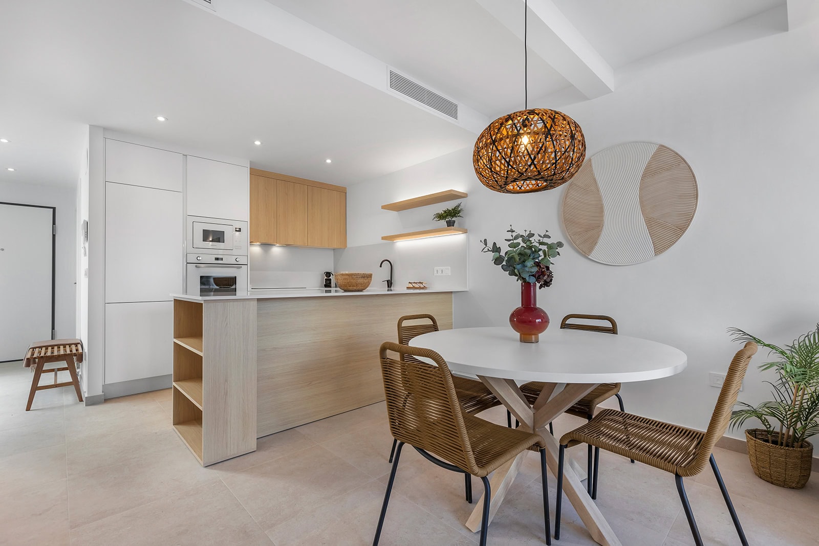 Hedendaags appartement in Dolores Ibiza-stijl appartement met open keuken en gezellige eethoek in Dolores.