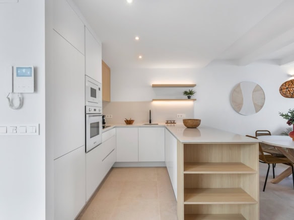 Appartement met open keuken en lichte inrichting in Ibiza-stijl.