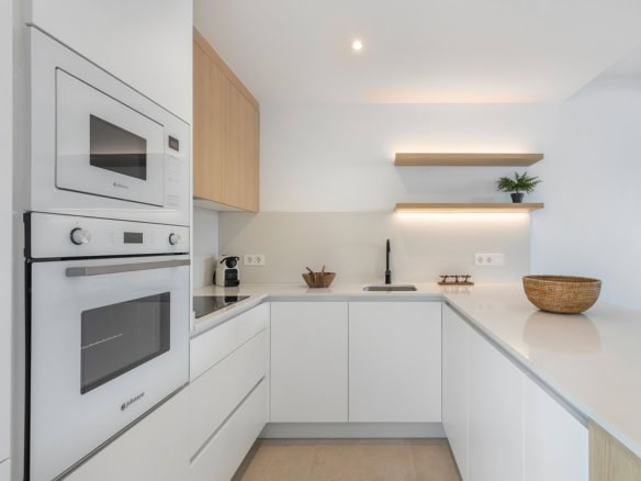 Appartement met strakke witte keuken en natuurlijke accenten.
