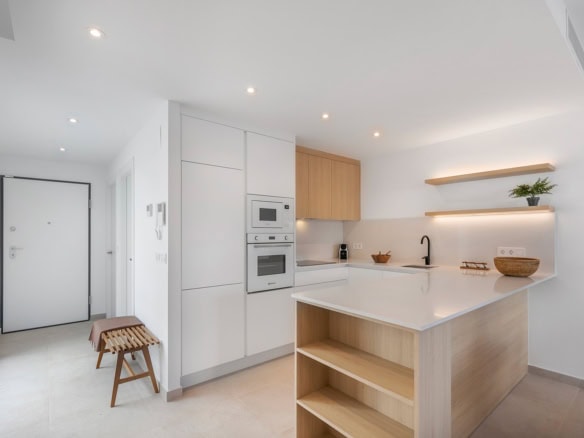 Moderne Ibiza-stijl appartement in Dolores met open keuken, lichte afwerking en natuurlijke material.