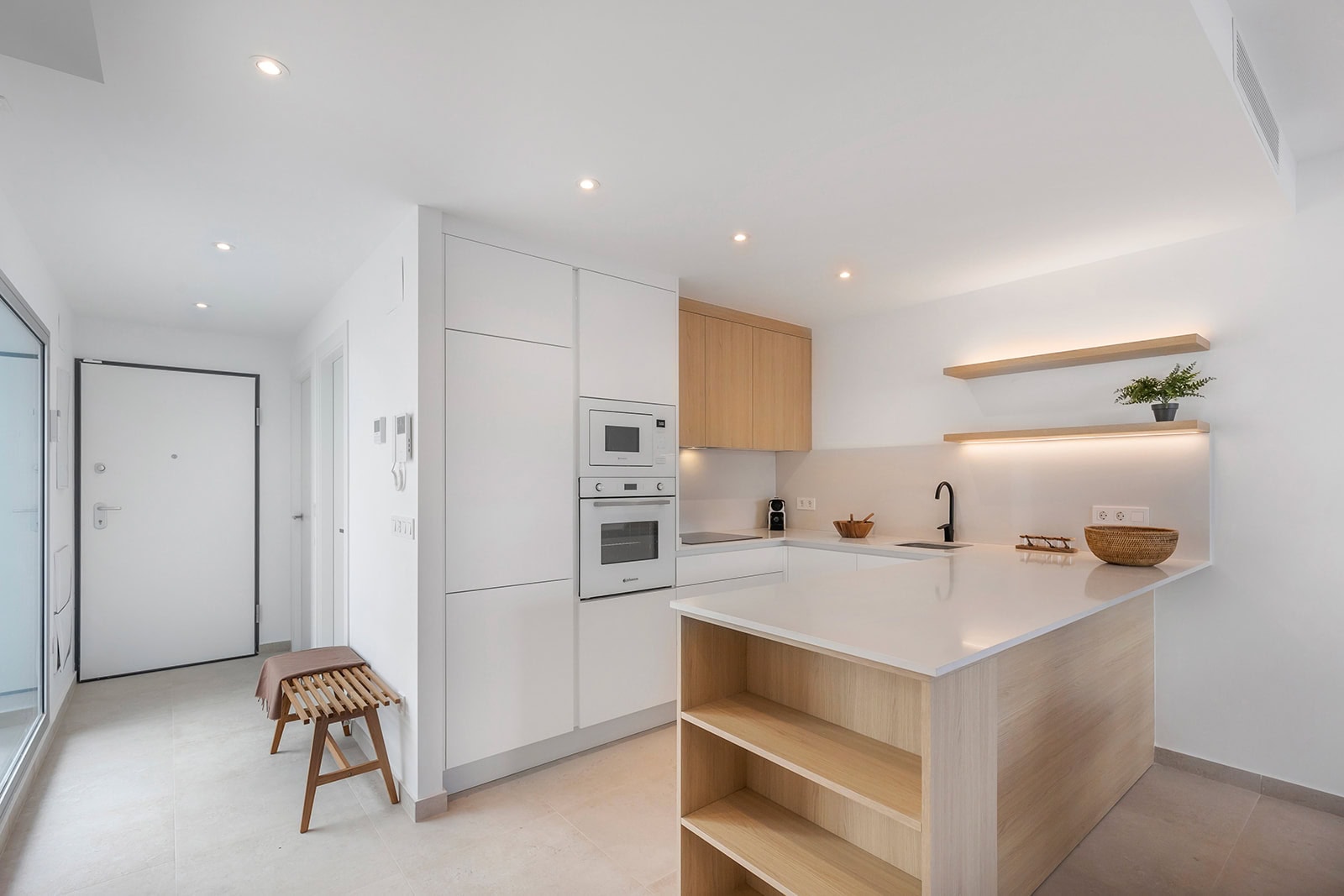 Modern Ibiza-stijl appartement in Dolores met open keuken en lichte afwerking Moderne Ibiza-stijl appartement in Dolores met open keuken, lichte afwerking en natuurlijke material.