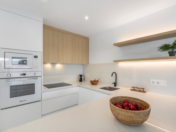 Moderne Ibiza-stijl appartement in Dolores met witte keuken en natuurlijke accenten.
