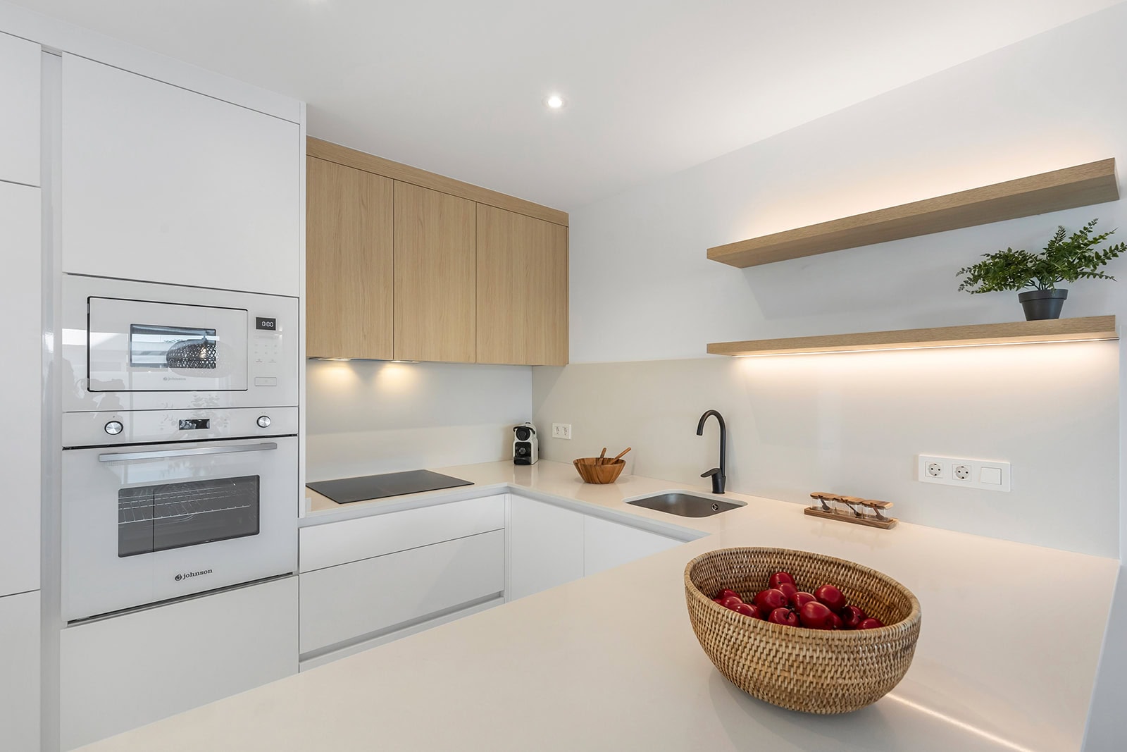 Modern Ibiza-stijl appartement in Dolores Moderne Ibiza-stijl appartement in Dolores met witte keuken en natuurlijke accenten.