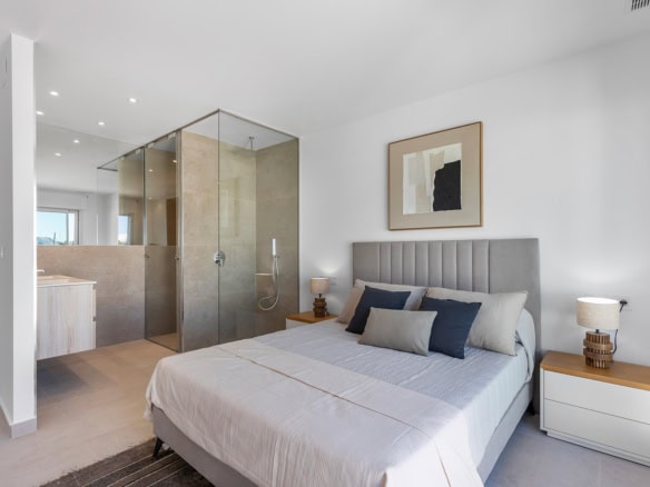 Moderne slaapkamer met open badkamer, lichte kleuren en minimalistisch design in Dolores.