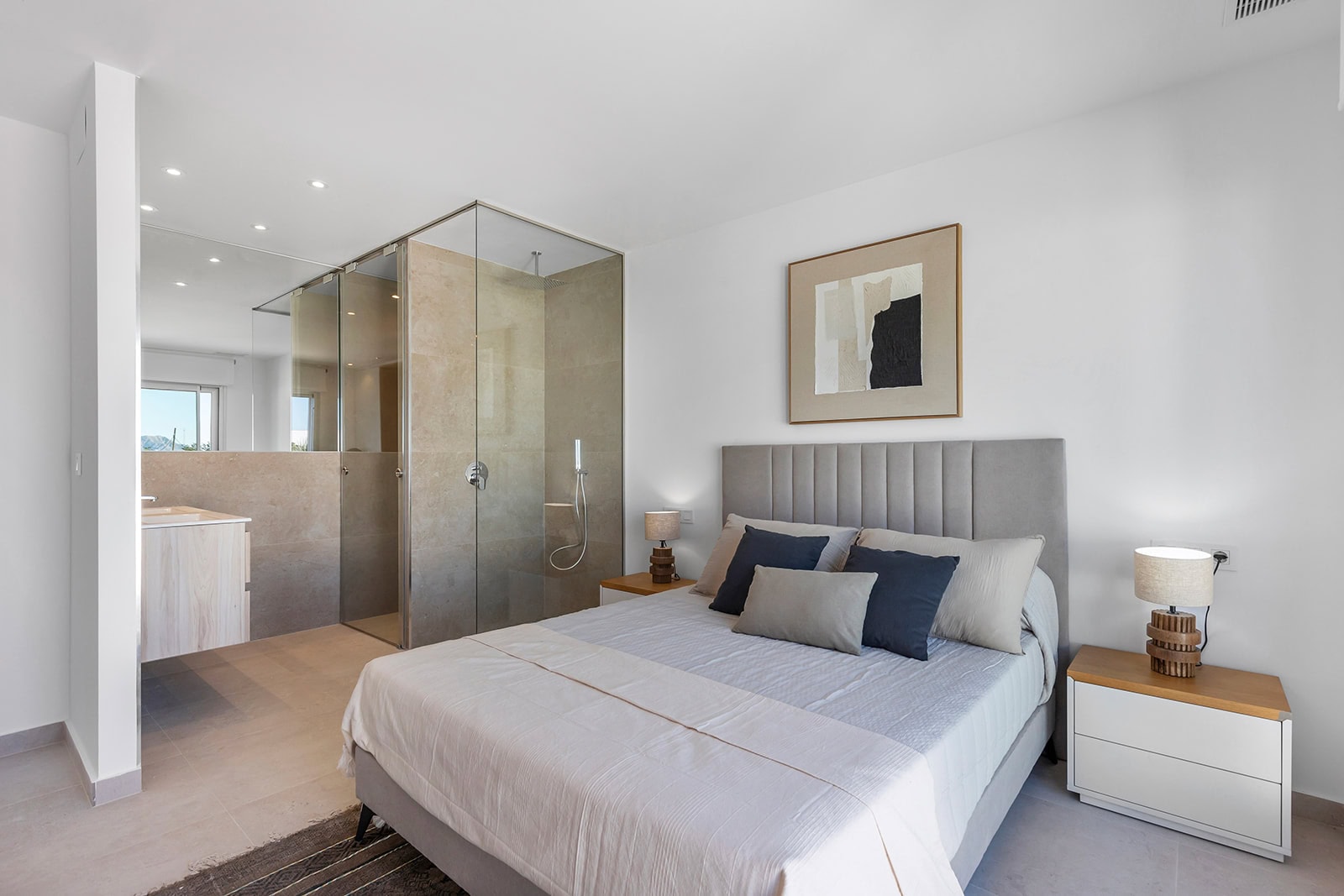 Modern slaapkamer met open badkamer in Ibiza-stijl appartement Moderne slaapkamer met open badkamer, lichte kleuren en minimalistisch design in Dolores.