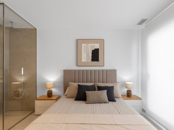 Ibiza-stijl appartement in Dolores met lichte slaapkamer en moderne inrichting.