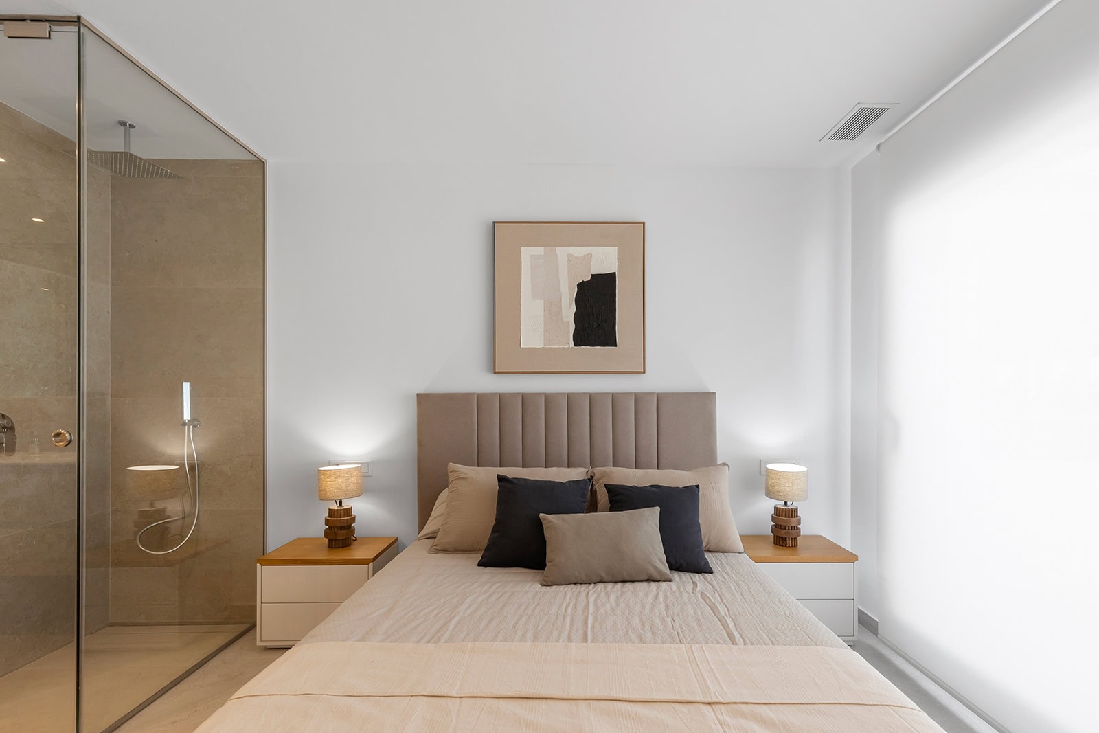 Modern Ibiza-stijl appartement in Dolores Ibiza-stijl appartement in Dolores met lichte slaapkamer en moderne inrichting.