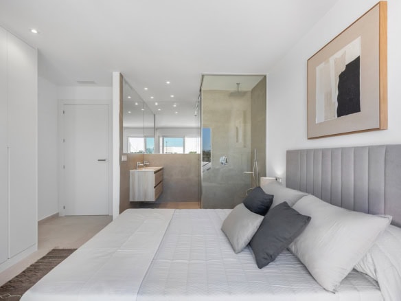 Luxe slaapkamer met uitzicht op badkamer in Ibiza-stijl appartement in Dolores.