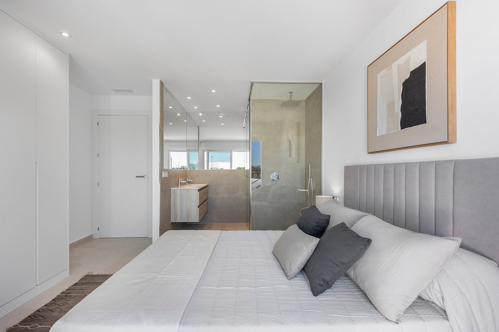 Modern Ibiza-stijl appartement in Dolores Luxe slaapkamer met uitzicht op badkamer in Ibiza-stijl appartement in Dolores.