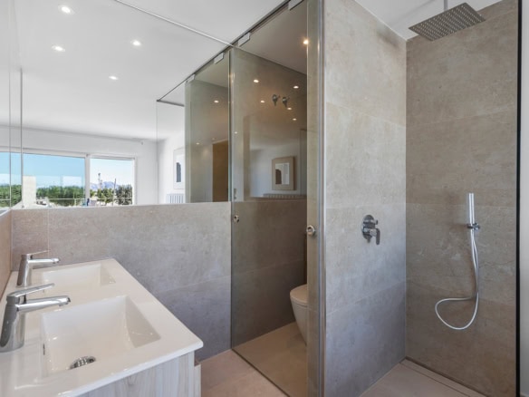 Moderne badkamer met inloopdouche en dubbele wastafel in Ibiza-stijl appartement in Dolores.