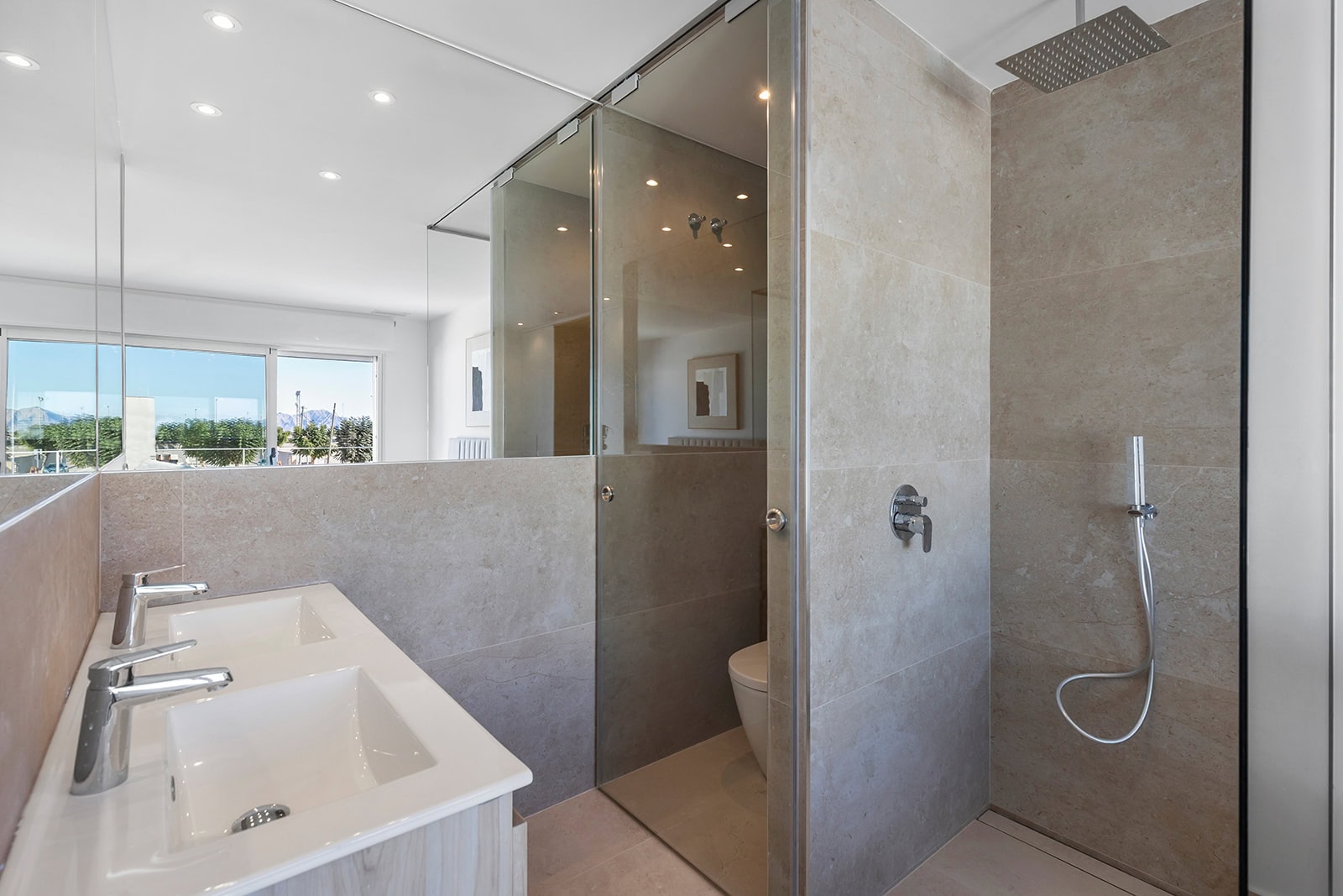 Modern badkamer met inloopdouche en dubbele wastafel in Ibiza-stijl appartement Moderne badkamer met inloopdouche en dubbele wastafel in Ibiza-stijl appartement in Dolores.