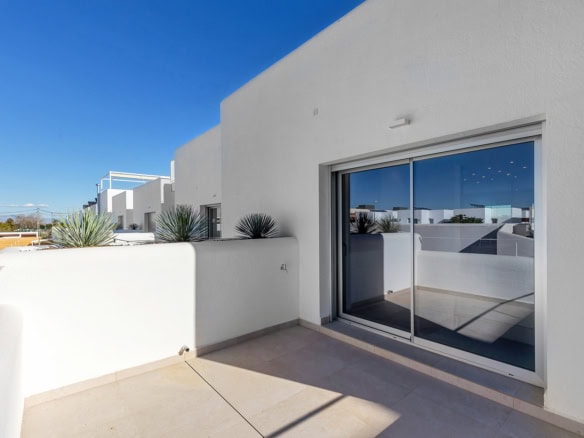 Appartement met terras en uitzicht in Dolores, Ibiza-stijl.