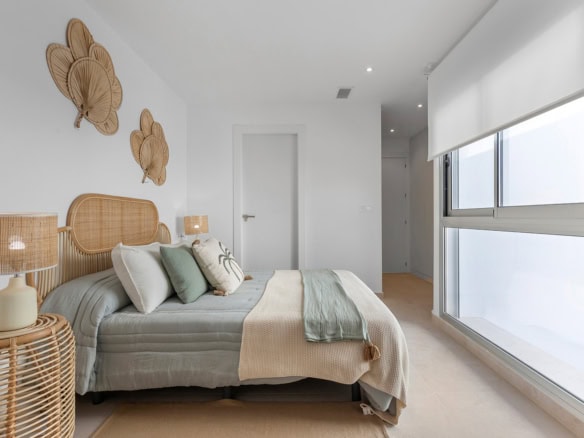 Appartement met Ibiza-stijl inrichting en grote ramen voor natuurlijk licht.