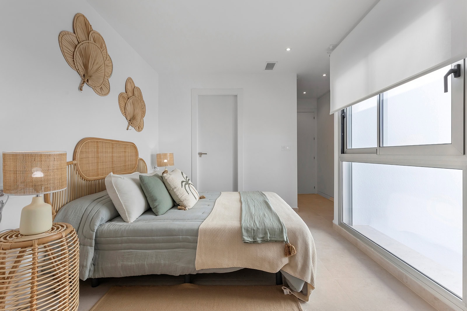 Modern Ibiza-stijl appartement in Dolores Appartement met Ibiza-stijl inrichting en grote ramen voor natuurlijk licht.