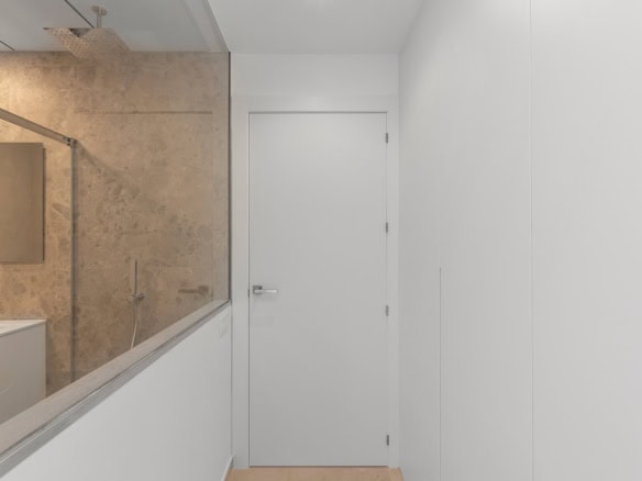 Moderne badkamer met douche en wastafel in Ibiza-stijl appartement.