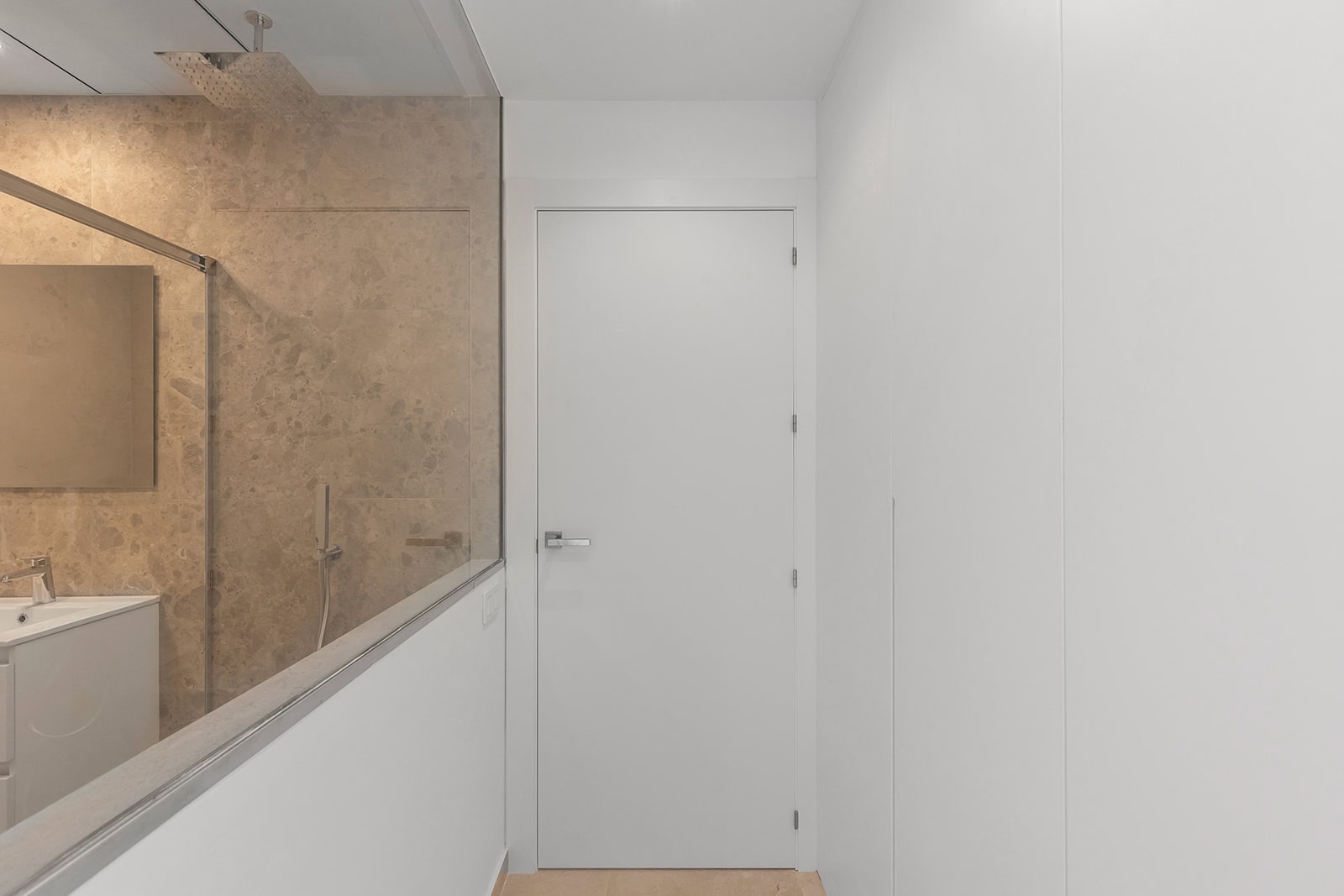 Modern badkamer in Ibiza-stijl appartement Moderne badkamer met douche en wastafel in Ibiza-stijl appartement.